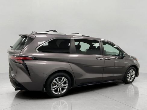Used 2022 Toyota Sienna Platinum AWD/4WD image 3