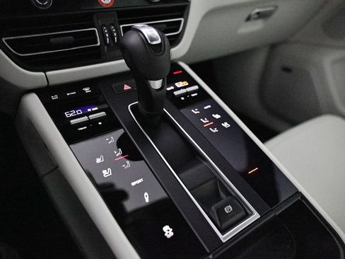 Certified 2026 Porsche Macan AWD/4WD image 41