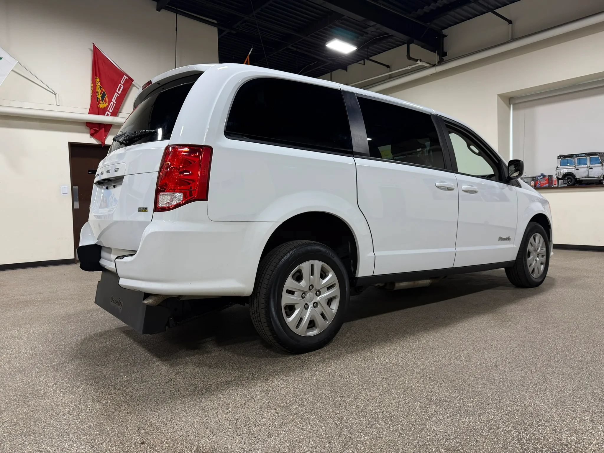 Used 2018 Dodge Grand Caravan SE FWD image 6