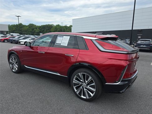 Used 2025 Cadillac Lyriq Luxury w/ LPO, Floor Liner Package AWD/4WD image 5