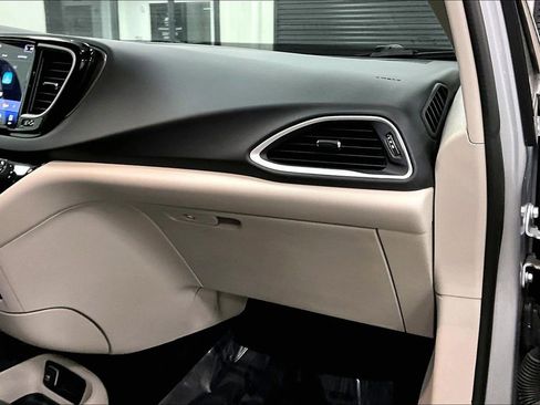 Used 2024 Chrysler Pacifica Touring-L image 26