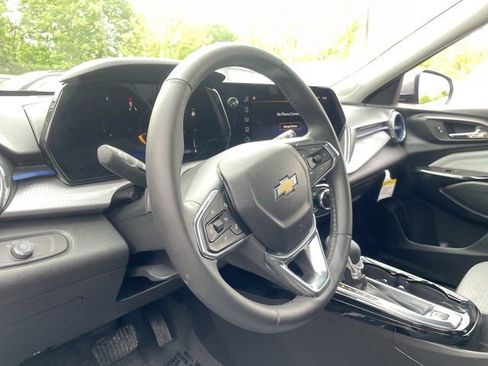 Used 2025 Chevrolet Trax LT w/ LT Convenience Package FWD image 14