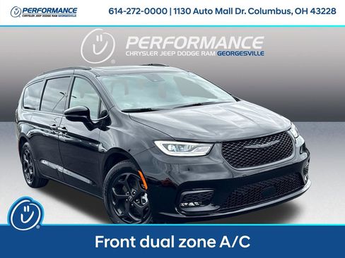 Used 2026 Chrysler Pacifica Premium w/ Quick Order Package 2ET FWD image 1