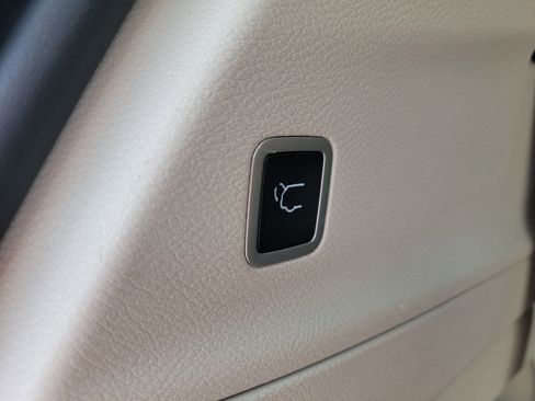 Used 2023 Chrysler Voyager LX FWD image 14