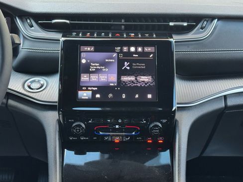 Used 2023 Jeep Grand Cherokee L Laredo image 29