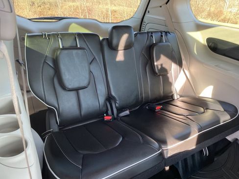 Used 2022 Chrysler Pacifica Limited image 16