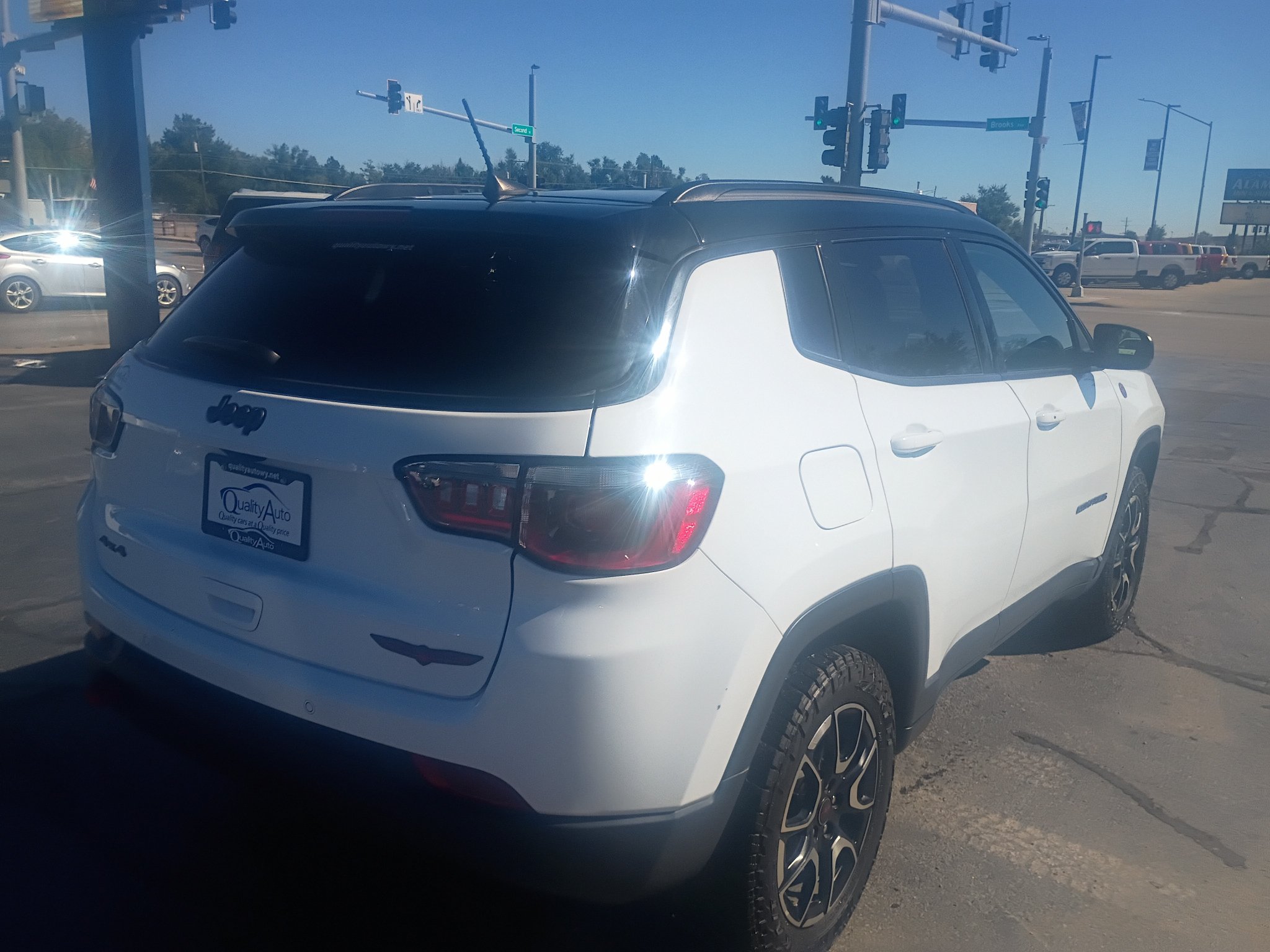 Used 2025 Jeep Compass Trailhawk AWD/4WD image 6