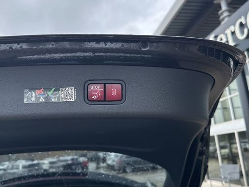 Used 2025 Mercedes-Benz GLC 300 4MATIC image 12