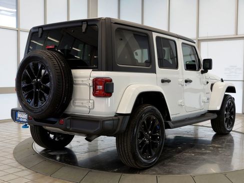 Used 2022 Jeep Wrangler Unlimited Sahara w/ Cold Weather Group image 8