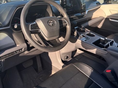 Used 2021 Toyota Sienna LE FWD image 10