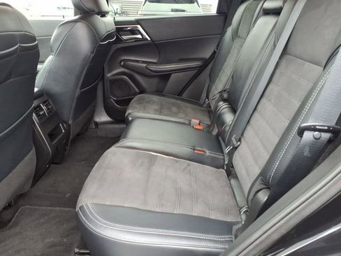 Used 2024 Mitsubishi Outlander SE image 13