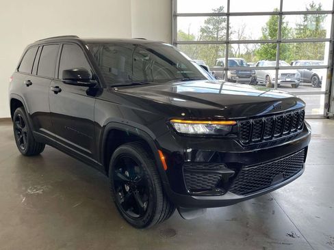 Used 2025 Jeep Grand Cherokee Altitude AWD/4WD image 3