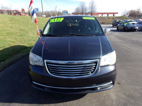Used 2013 Chrysler Town & Country Touring-L w/ Driver Convenience Group image 2