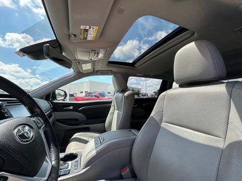 Used 2018 Toyota Highlander Limited FWD image 12