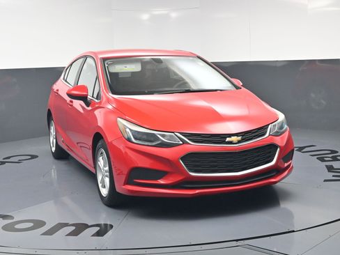 Used 2018 Chevrolet Cruze LT w/ Convenience Package FWD image 3