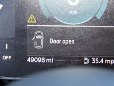 Used 2022 MINI Cooper 2-Door Hardtop w/ Premium Package image 23