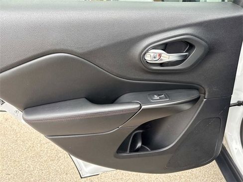 Used 2019 Jeep Cherokee Trailhawk image 11