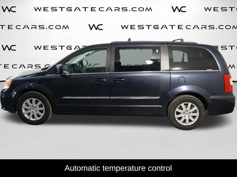 Used 2014 Chrysler Town & Country Touring image 5