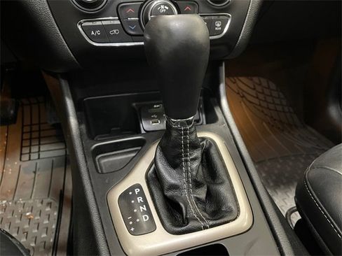 Used 2015 Jeep Cherokee Limited image 21