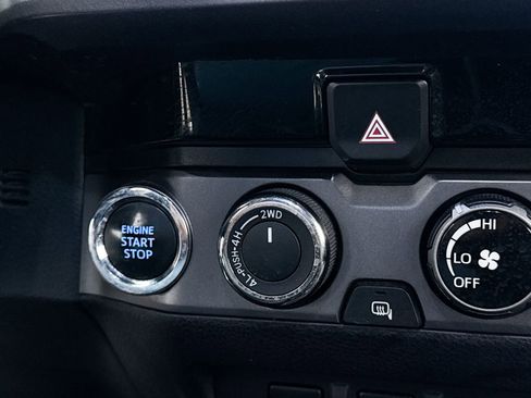 Used 2018 Toyota Tacoma TRD Off-Road w/ Technology Package AWD/4WD image 8