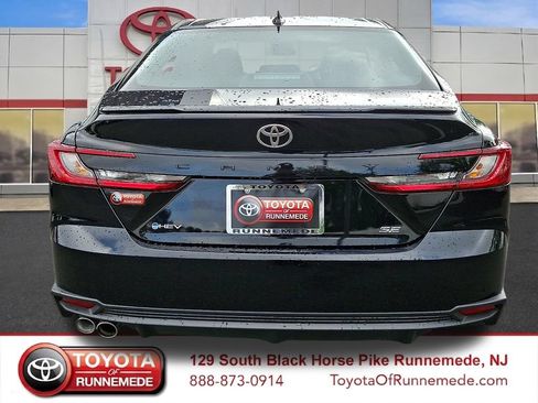 Used 2026 Toyota Camry SE FWD image 5