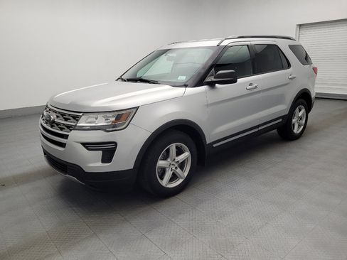 Used 2018 Ford Explorer XLT image 2