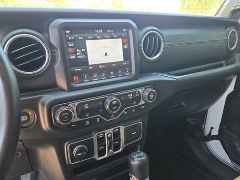 Used 2018 Jeep Wrangler Unlimited Sahara AWD/4WD image 25