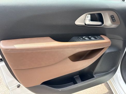Used 2019 Chrysler Pacifica Limited w/ Advanced Safetytec Group FWD image 20