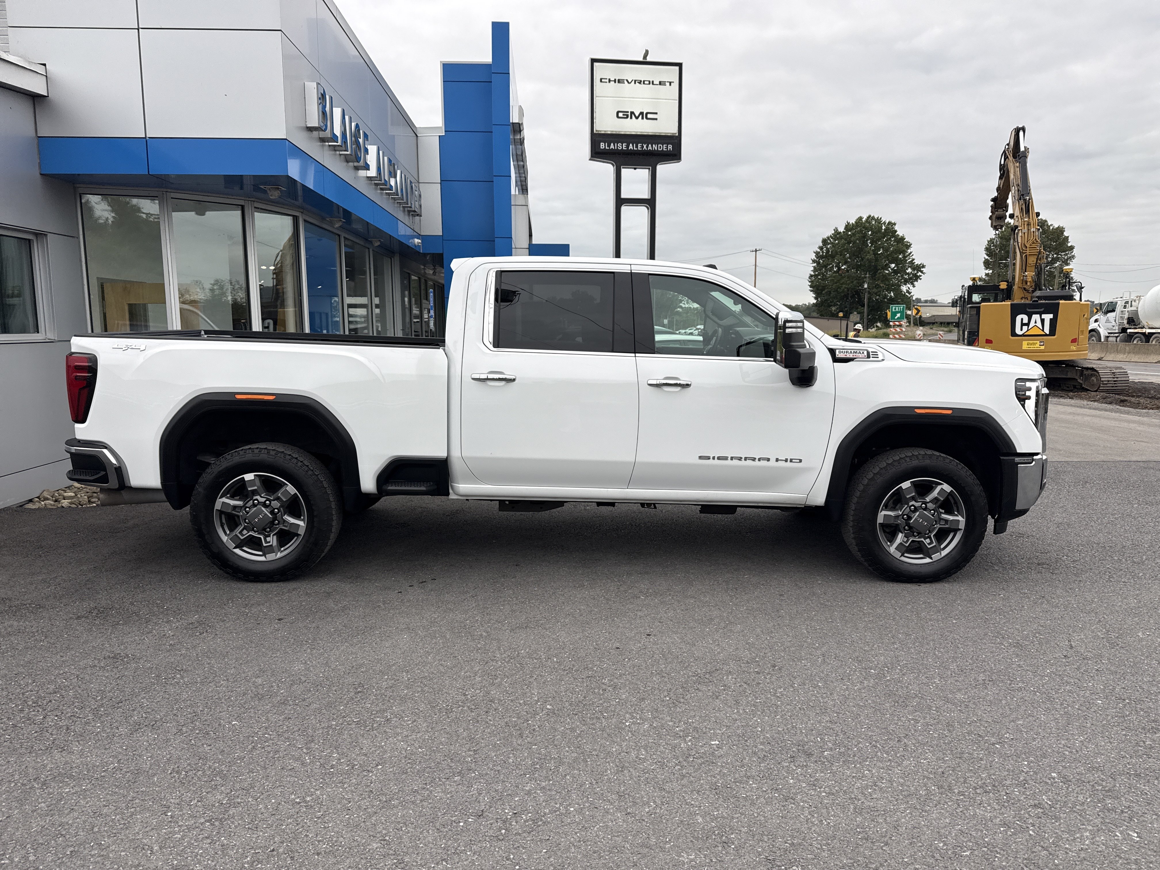 Used 2026 GMC Sierra 2500 SLT w/ SLT Convenience Package AWD/4WD image 2