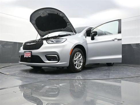 Used 2024 Chrysler Pacifica Touring-L image 35