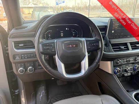 Used 2022 GMC Yukon XL SLT w/ SLT Luxury Package image 16