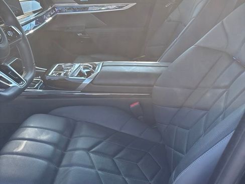 Used 2024 BMW 740i w/ Premium Package RWD image 4