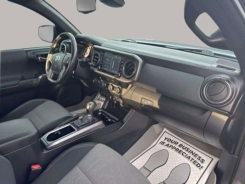 Used 2020 Toyota Tacoma TRD Off-Road w/ Technology Package image 16