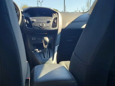 Used 2018 Ford Focus SE w/ Cold Weather Package FWD image 38