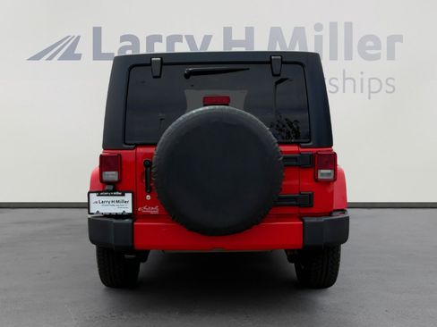 Used 2018 Jeep Wrangler Unlimited Sahara w/ Connectivity Group AWD/4WD image 5