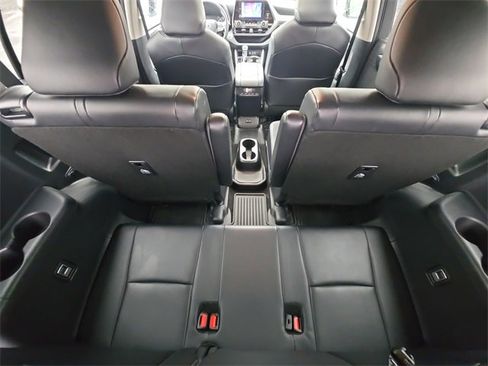 Used 2025 Toyota Highlander XLE image 14