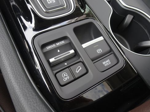 Used 2025 Honda Pilot Elite image 18