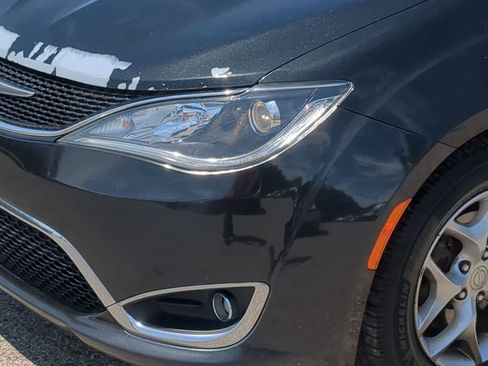 Used 2017 Chrysler Pacifica Touring-L w/ Tire & Wheel Group FWD image 11