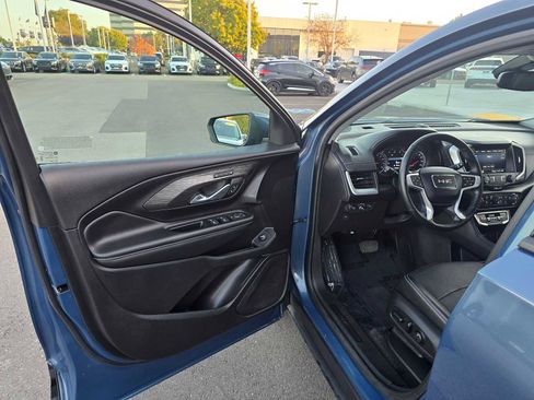 Used 2024 GMC Terrain SLT image 21