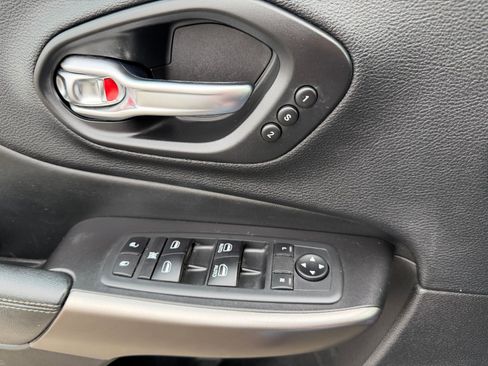 Used 2020 Jeep Cherokee Limited image 27