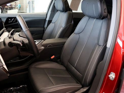 Used 2025 Cadillac Optiq Sport 2 w/ LPO, Floor Liner Package AWD/4WD image 9
