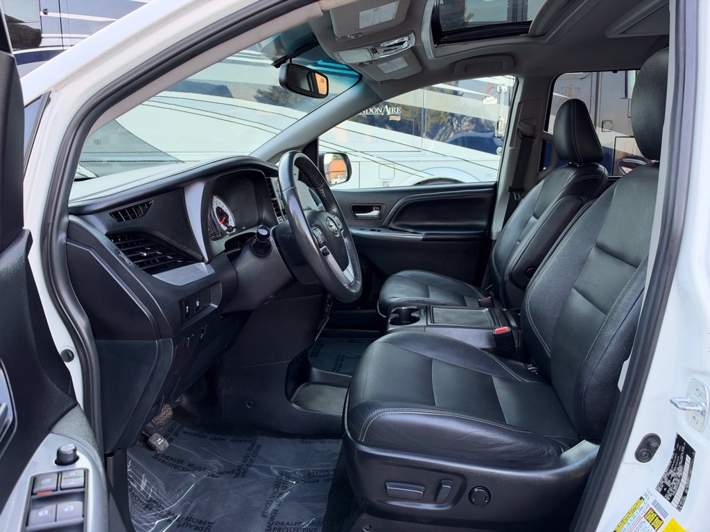 Used 2017 Toyota Sienna SE Premium w/ Outdoor Package FWD image 9