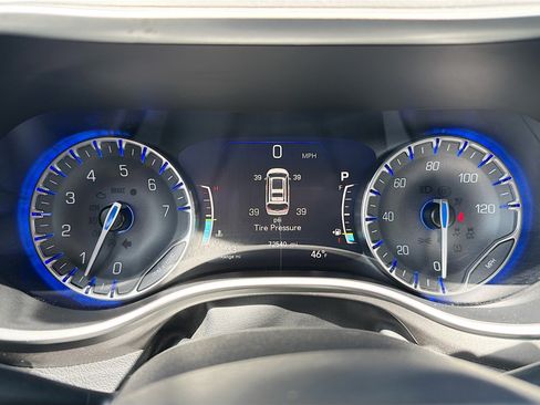 Used 2023 Chrysler Pacifica Touring-L FWD image 18