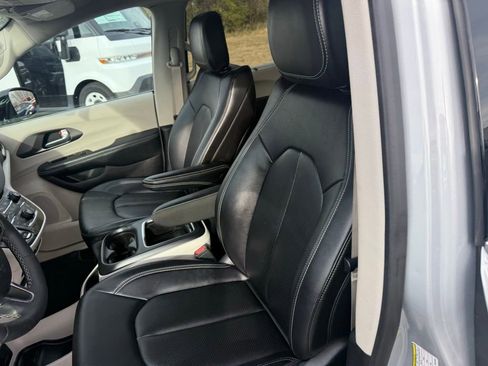 Used 2024 Chrysler Pacifica Touring-L image 9