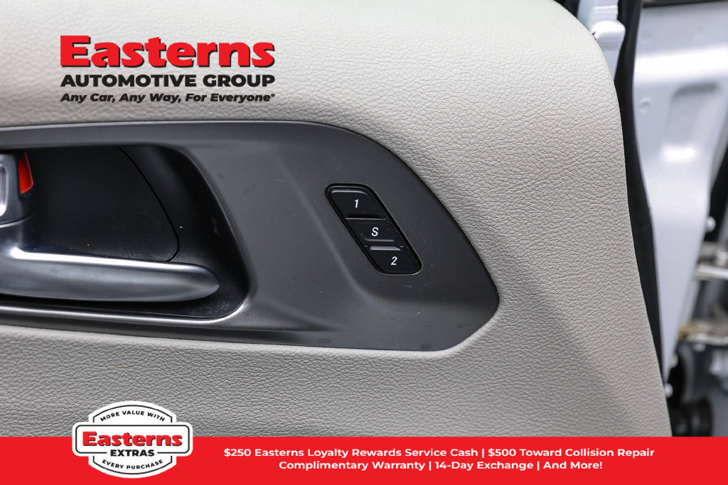 Used 2023 Chrysler Pacifica Touring-L FWD image 20