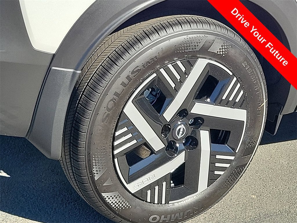 Used 2025 Nissan Kicks SV FWD image 3