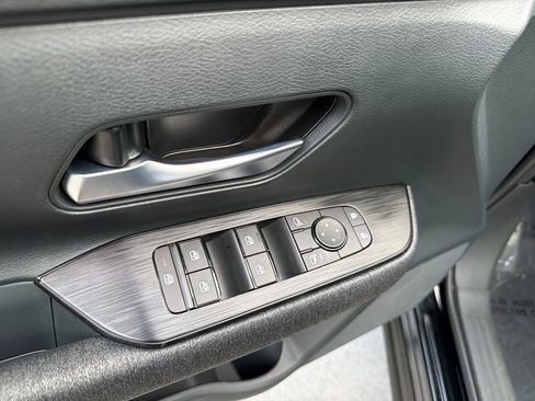 Used 2025 Nissan Kicks SV FWD image 15
