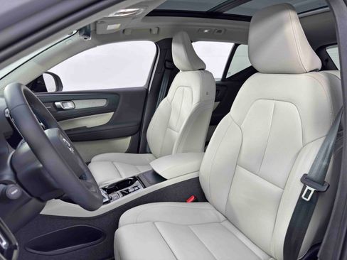 Used 2024 Volvo XC40 B5 Ultimate w/ Protection Package Premier image 41