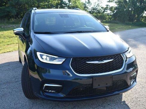 Used 2021 Chrysler Pacifica Limited w/ Uconnect Theater Family Group AWD/4WD image 10