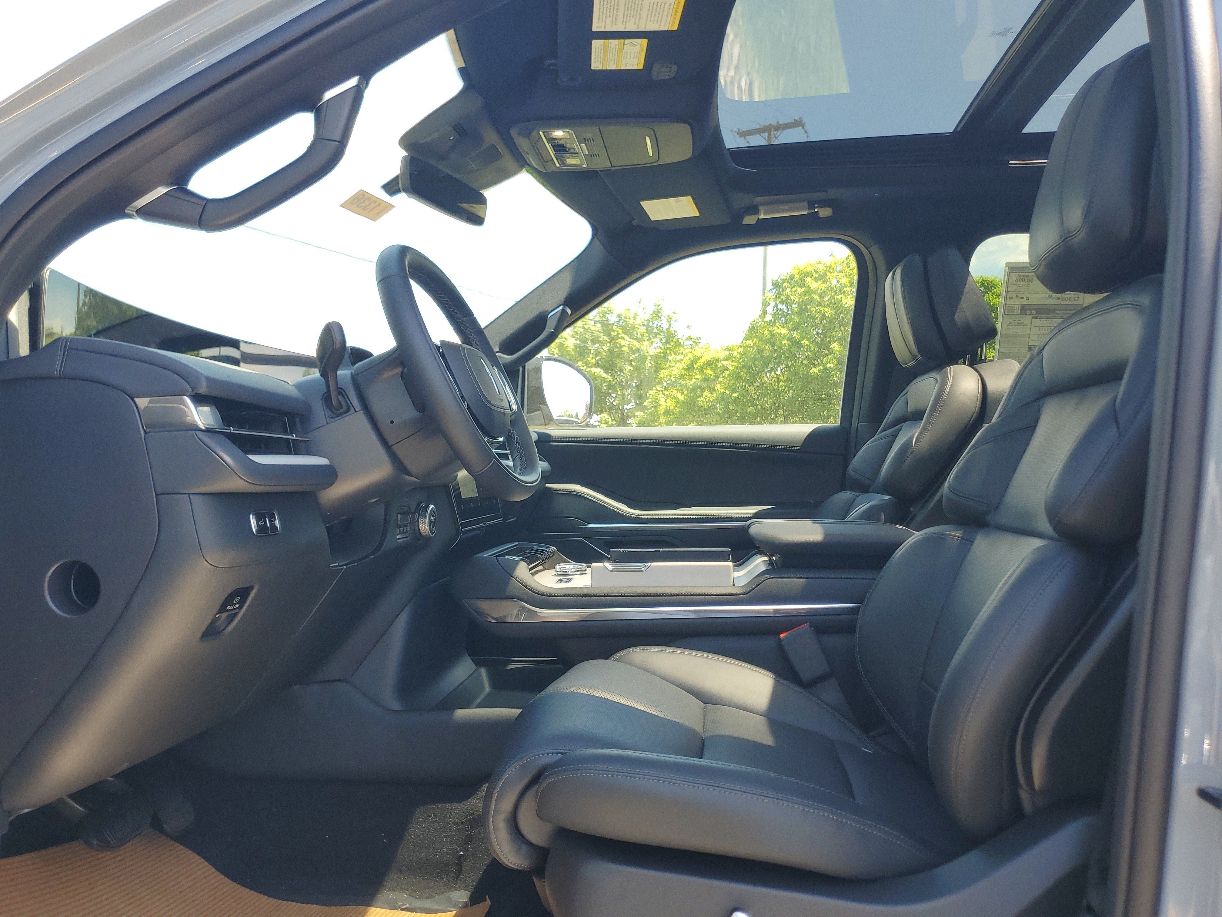 New 2026 Lincoln Navigator Reserve w/ Jet Appearance Package AWD/4WD image 12